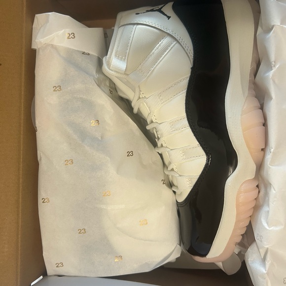 Shoes, Jordan 11 Retro Neapolitan size 6 women’s - Picture 2 of 5